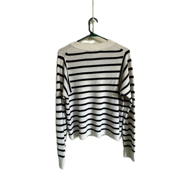Black and white striped Banana Republic sweater - Picture 2 of 2